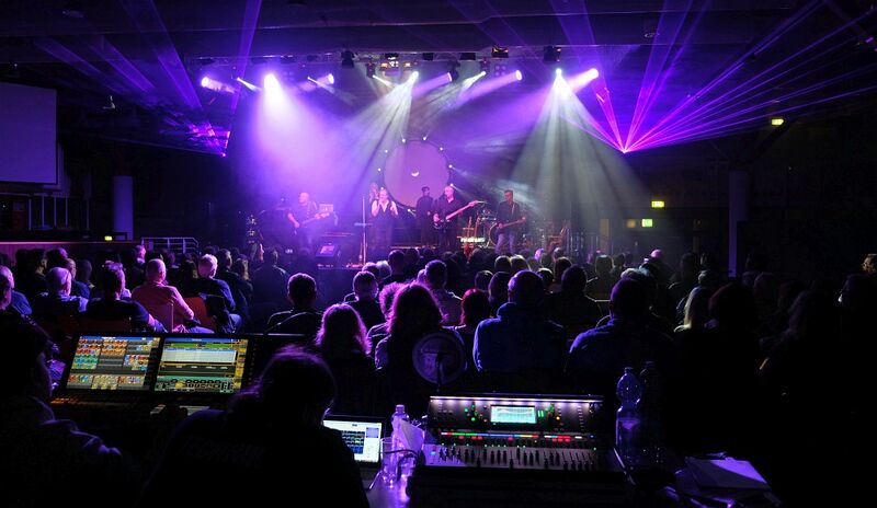 Datei:Floyd Box 25 Laser Show.jpg