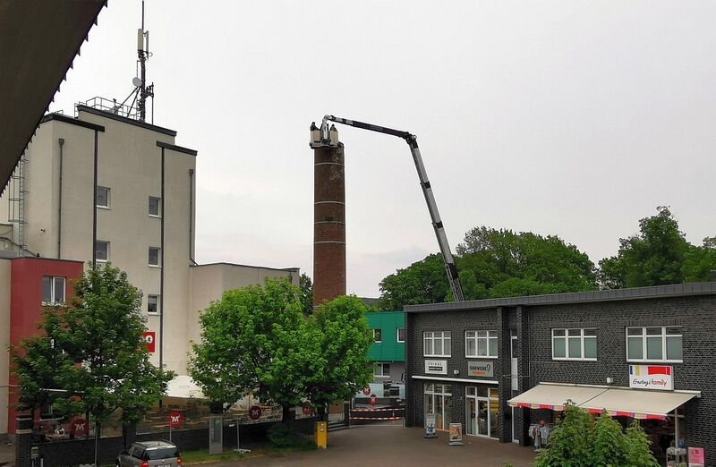 Datei:Schornstein Abbau am Brauturm.jpg