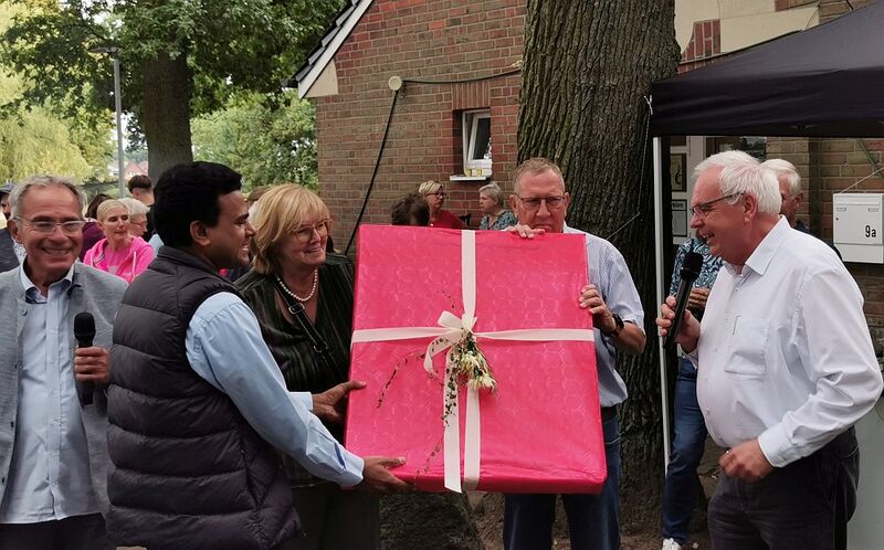 Datei:Pfarrer Peters Verabschiedung Geschenk.jpg