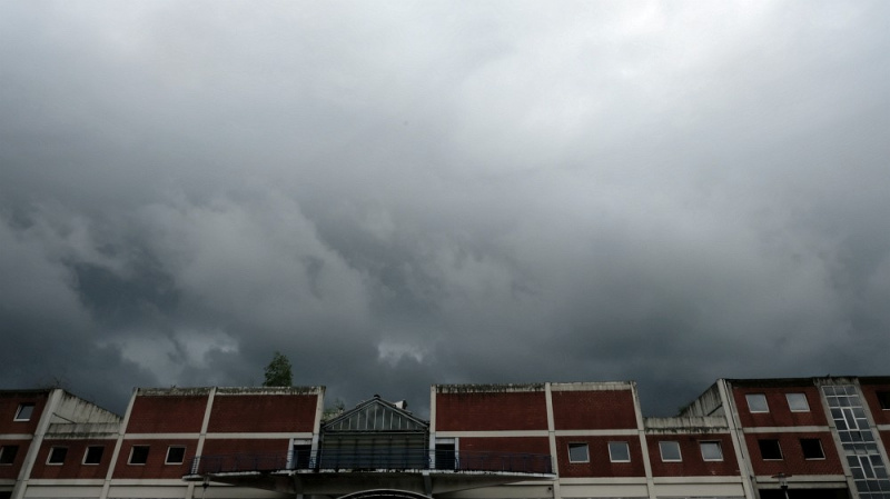 Datei:Aufbruch dunkle Wolken.jpg