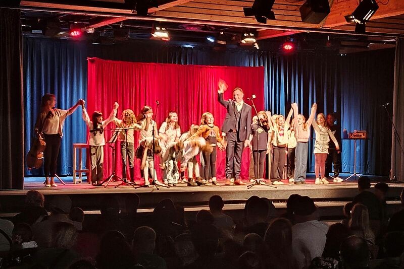 Datei:Zauberer Truquini mit Kinderchor.jpg