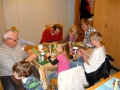 11.11.2011, Damit beim Martinszug jedes Kind seine eigene Laterne hat, waren die Väter herzlich eingeladen, ihren Kindern beim Basteln zu helfen.