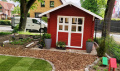 und ein Gartenhaus. Daneben entstehen Pflanzbeete. Foto: 17.05.2023 Kna