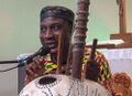 Adjiri Odametey erklärte das Instrument und den Inhalt der afrikanischen Lieder