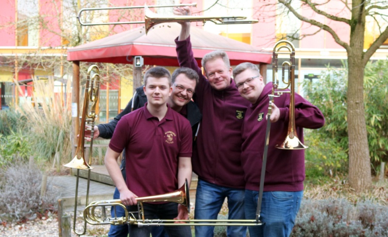 Datei:Blasmusik Posaunen.jpg