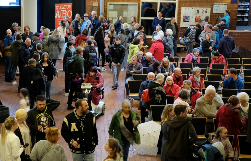 Datei:Aufbruch Regenflüchtlinge.jpg