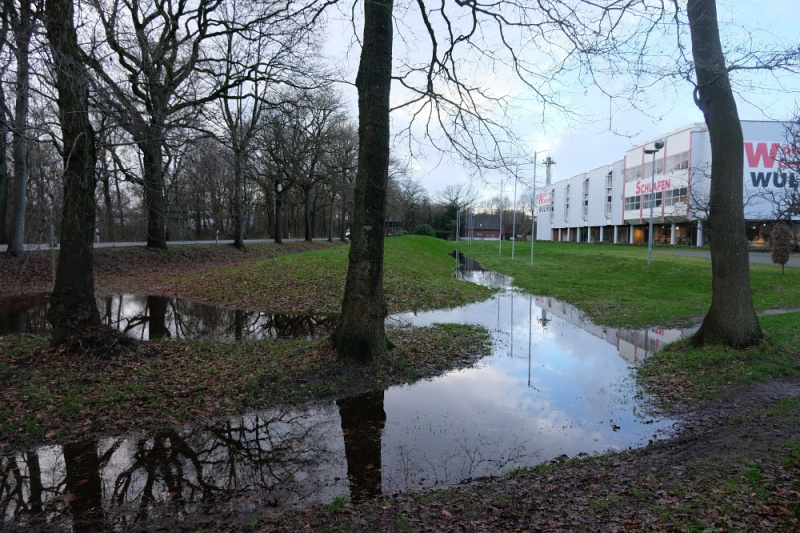 Datei:Seenplatte am Möbelhaus.jpg