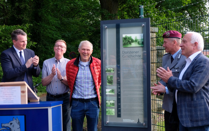 Datei:Geschichtsstation Muna Enthüllung.jpg