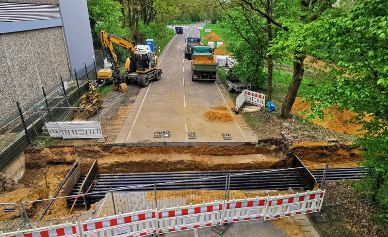 Datei:Trafostation Baustelle Leerrohre.jpg