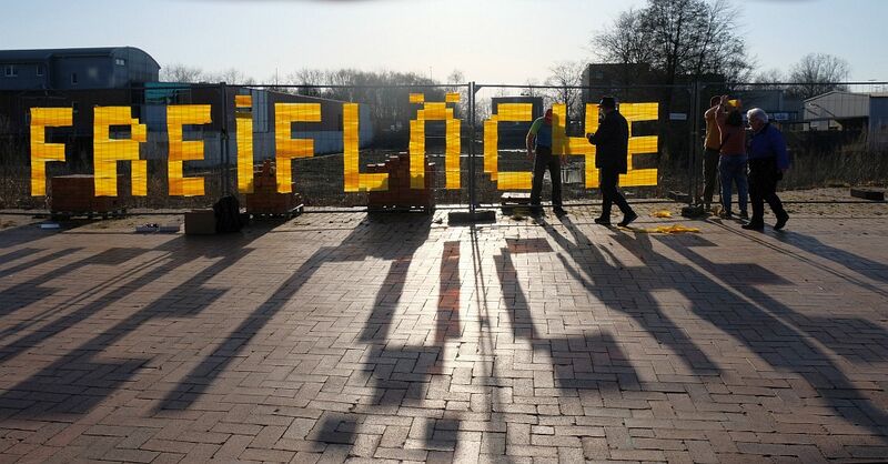 Datei:Freifläche mit Schatten.jpg