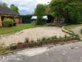 ehemaliger Fahrradständerplatz, links ehemalige Hausmeisterwohnung, rechts Spielberg Foto Knappmann 10.05.2021