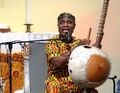 Adjiri Odametey erklärte das Instrument und den Inhalt der afrikanischen Lieder
