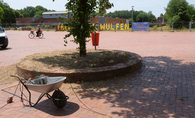 Datei:Marktplatz Bänke gestohlen.jpg