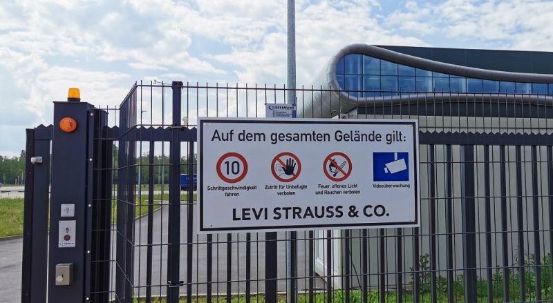 Datei:Schild Levi Strauss 10 kmh.jpg