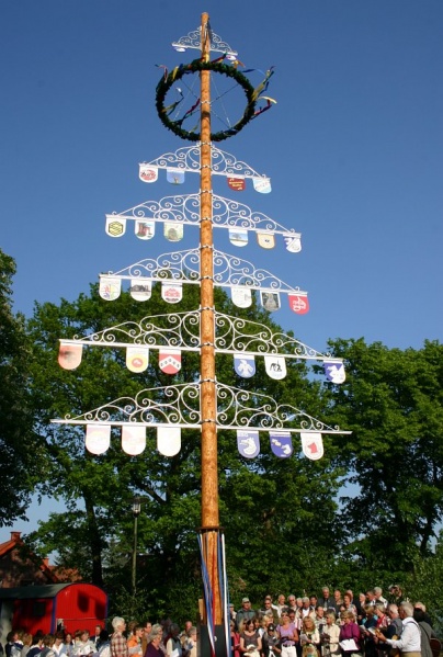 Datei:Mai 11 Wappenbaum hoch.jpg