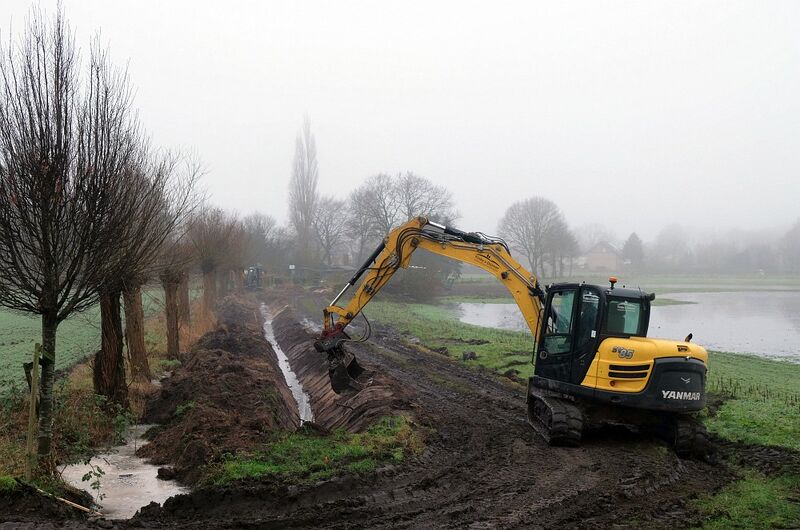 Datei:Bagger hebt Graben aus.jpg