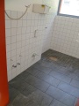23.05.2012, Die Böden der Feuchträume wurden dunkel gefließt.