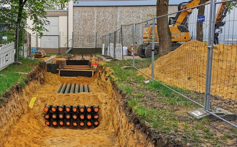 Datei:Trafostation Baustelle 24 Leerrohre.jpg