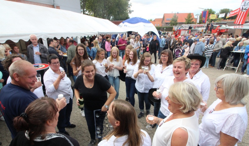 Datei:FFW 112 Jahre Linedancer Sekt.jpg