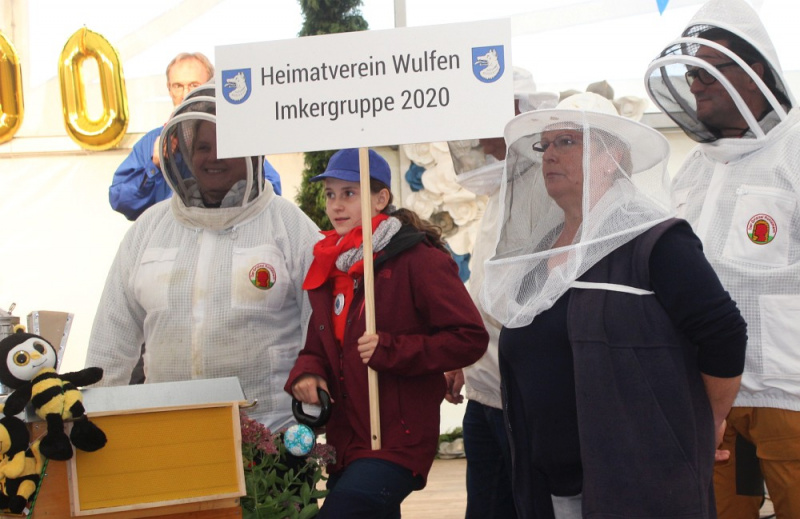 Datei:HV 100 Imkergruppe.jpg