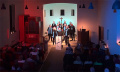 Die Gnadenkirche in Kerzenlicht und bunten Farben