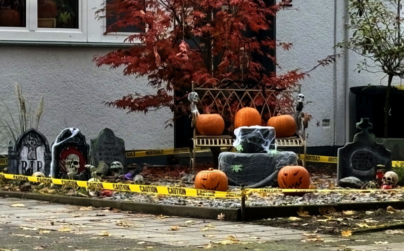 Datei:Halloween privater Friedhof.jpg