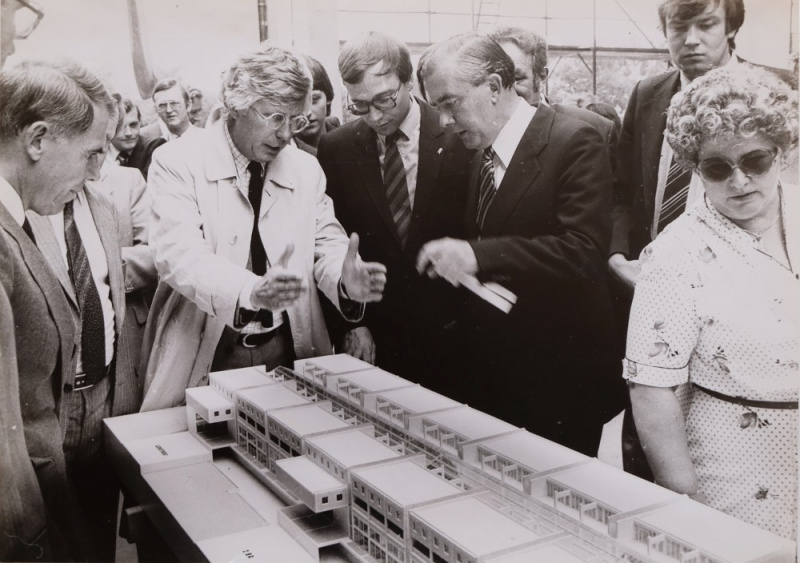 Datei:Ladenpassage Richtfest Kleihues.jpg