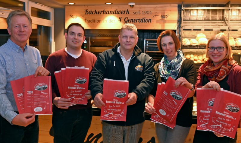 Datei:BlasmusikWulfen100JhJubiläumTütenBäckereiSandersNov2019 A.jpg